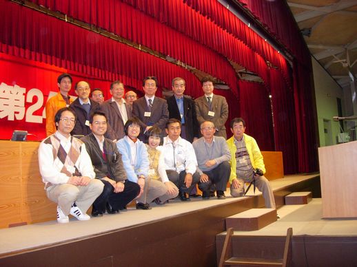 会場の演壇で
